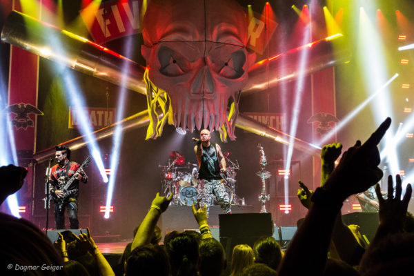 Live Foto von Five Finger Death Punch in Stuttgart 2017