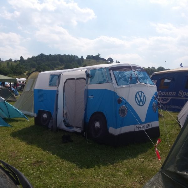 Zelt in Form eines alten VW-Busses auf dem Rockharz-Festival
