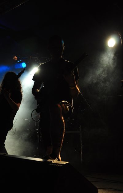 Bassist und Gitarrist von ARCHSPIRE während ihres Auftritts im Conne Island Leipzig.