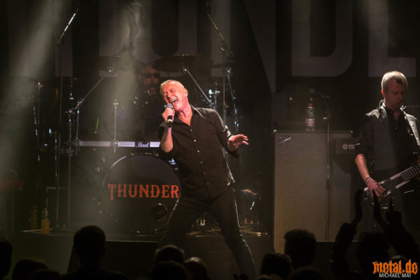 Konzertfoto von Thunder auf der Stand Up Tour 2019